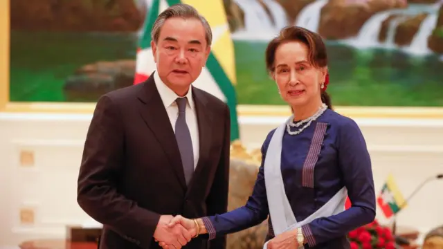 အိုင်စီဂျေသွားမယ့်ဒေါ်အောင်ဆန်းစုကြည်ကို တရုတ်နိုင်ငံခြားရေးဝန်ကြီးဝမ်ယီက နေပြည်တော်ကို လာရောက်ခဲ့တာဖြစ်ပါတယ်။