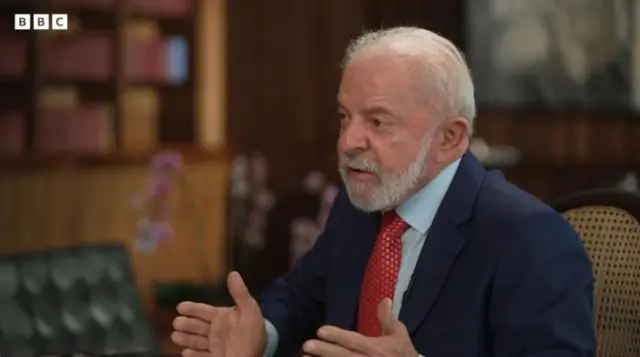 Lula gesticula durante entrevista à BBC News Brasil