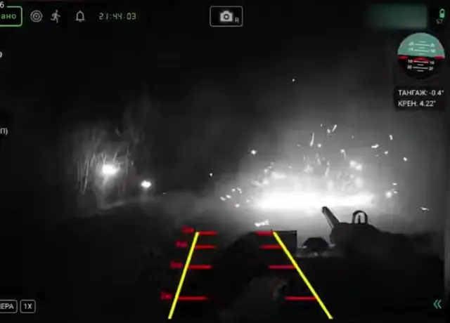 Bir Rus zırhlı personel taşıyıcıya saldıran bir Ukrayna İKA'sı