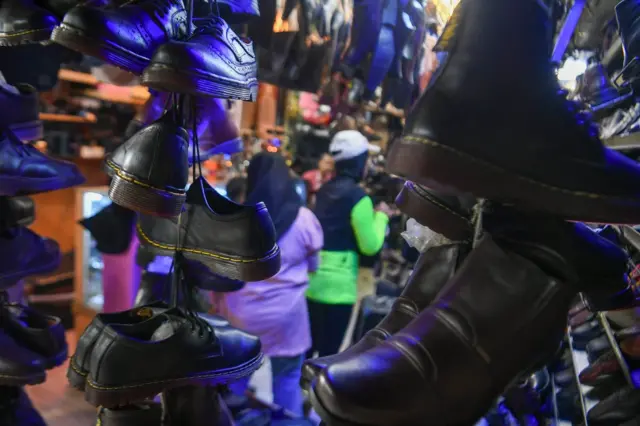 Sepatu tergantung di tengah pasar tradisional