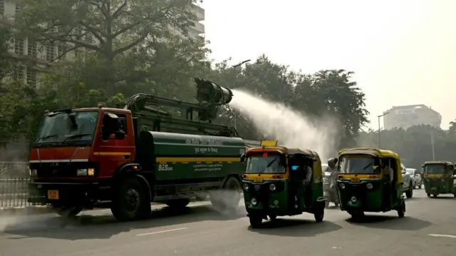 दिल्ली में क़रीब 200 छिड़काव मशीनें लगाई गई हैं