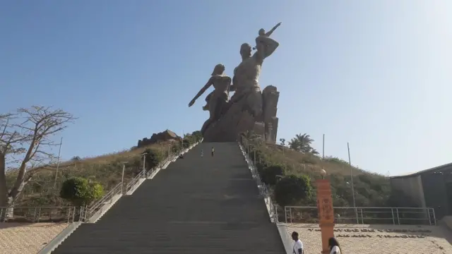 Монумент Африканського Відродження у Дакарі - найвища в Африці бронзова статуя висотою у 49 метрів