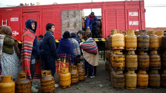 Fila de personas en busca de contenedores de gas