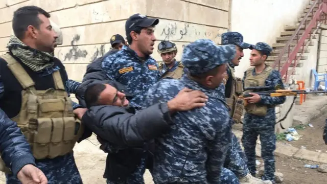 نیروهای پلیس عراق در حال نجات یکی از هم‌رزمان