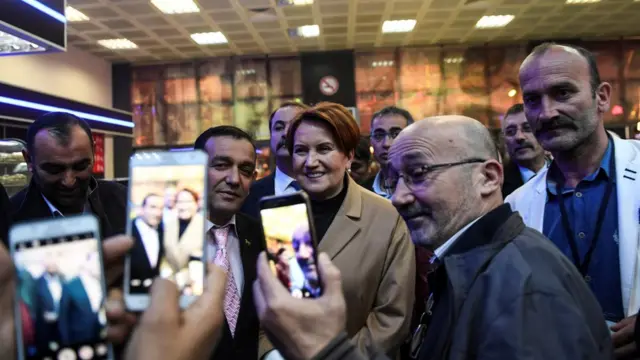 Akşener ve destekçileri