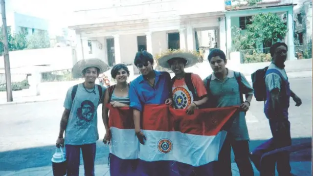 Estudiantes de la Universidad de La Habana en una céntrica calle cubana.