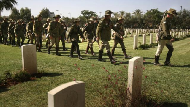 Soldados vestidos con uniforme de la Primer Guerra en Beersheba en el 90 aniversario de la batalla.