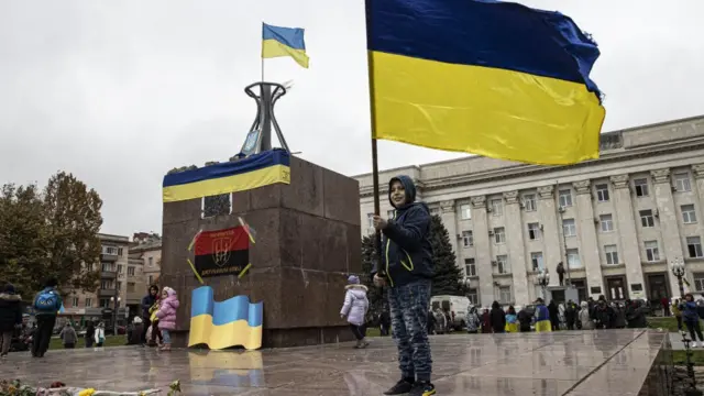 খেরসন শহর থেকে রুশ সৈন্যরা হটে যাবার পর ইউক্রেনীয় জনতার উল্লাস উদযাপন