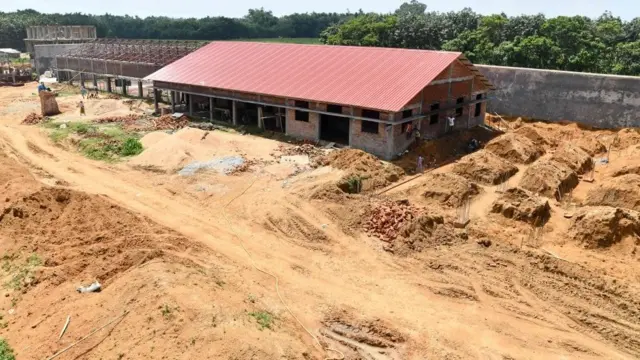 બની રહેલું ડિટેન્શન સેન્ટર