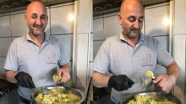 رجل يصنع الفلافل