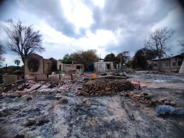 ဇွန် ၁၁ ရက်က မီးရှို့ခံခဲ့ရတဲ့ ဆားတောင်မြို့ထဲက ရုံးပင်ရွာ