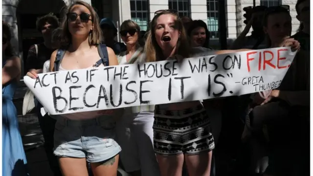 تجمع فعالان "شورش علیه انقراض" در مقابل سفارت برزیل در لندن