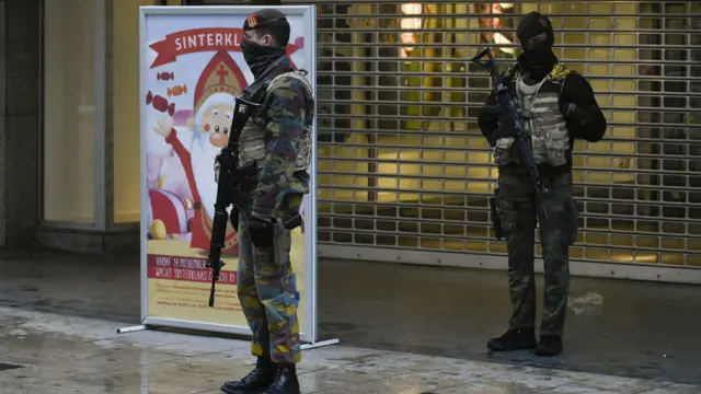 Soldados vigilan centro comercial en Bruselas, tras atentados en 2015