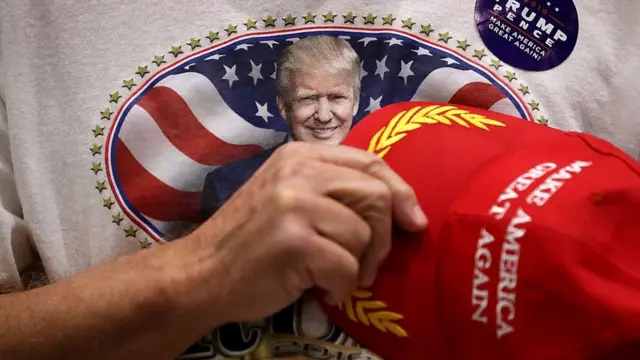 Сторонник Трампа с кепкой у груди