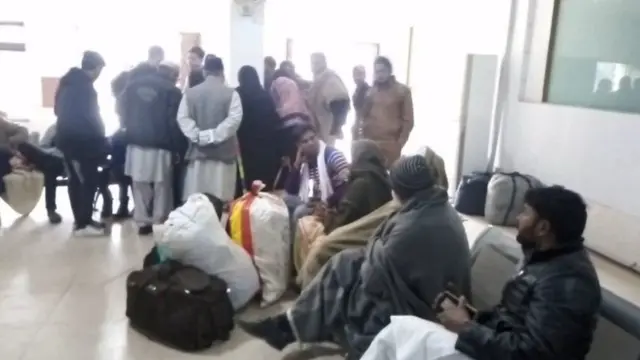 લાહોરમાં ફસાયેલા યાત્રી