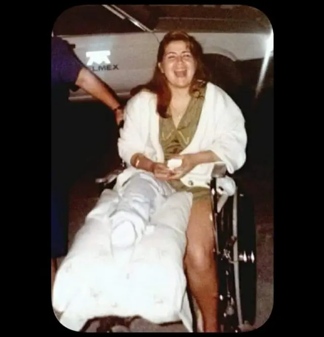 Sonia con la pierna enyesada riendo