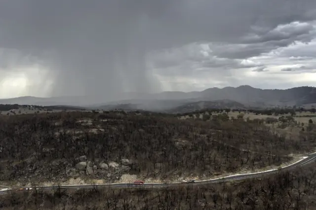 Rain begins to fall on drought and fire-ravaged country near Tamworth, New South Wales - An fara ruwan sama a kasar da fari da gobara ta shafa na kusa da Tamworth, New South Wales.