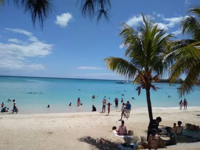 மொரிஷியஸ் இந்தியப் பெருங்கடலில் இருக்கும் பல தீவுகளை உள்ளடக்கிய ஒரு நாடு.