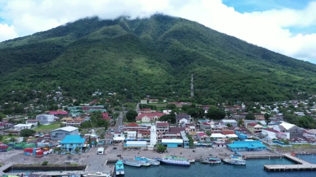 Pelabuhan Larantuka.