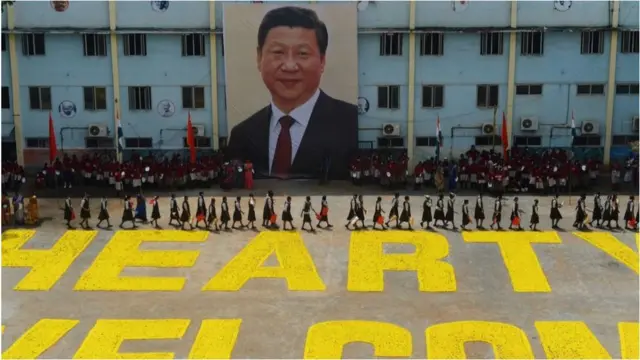 চীনা প্রেসিডেন্ট শি জিনপিংকে অভ্যর্থনা জানানোর প্রস্তুতি চেন্নাইয়ের একটি স্কুলে। অক্টোবর, ২০১৯