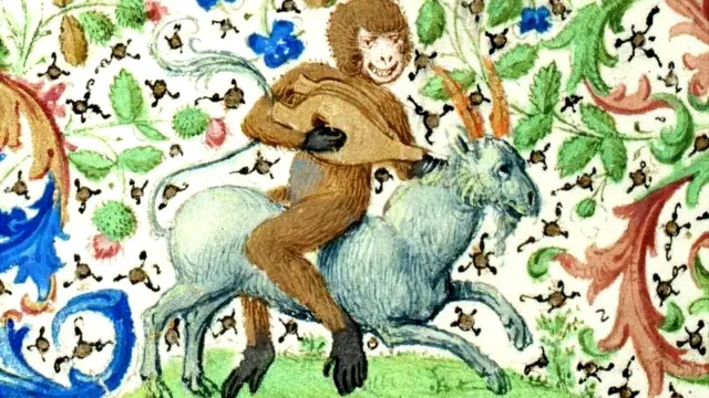 Un mono usando un fuelle como laúd mientras monta una cabra sentado al revés