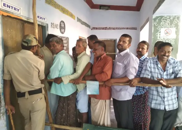 పలు ప్రాంతాల్లో ఈవీఎంలు మొరాయించాయి