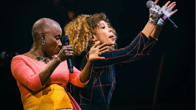 Mata biyu na waka da rawa