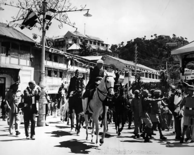 प्रधानमन्त्री नेहरु घोडामा चढेर लामाले हिमाचलको धर्मशालामा दिएको 'रिसेप्सन'मा सहभागी हुन आउँदै गर्दा, एप्रिल १८५९