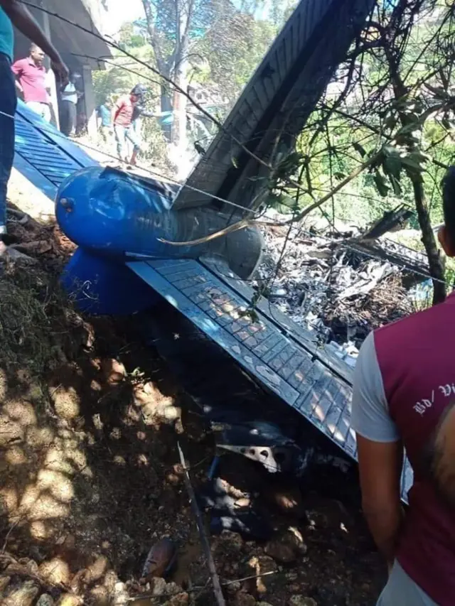 ගුවන් හමුදා යානයක් කඩා වැටේ