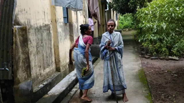 হুগলী জেলার বাঁশবেড়িয়ায় গড়ে ওঠা একাকী নারী উদ্বাস্তুদের ক্যাম্পের এখন ভগ্নদশা।