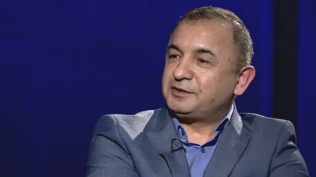 اسفندیار آدینه پژوهش‌گر زبان و ادبیات