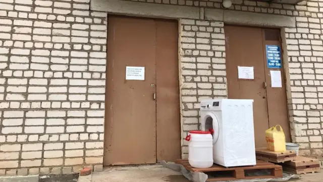 Стиральная машина, привезенная волонтерами, около Бирской больницы