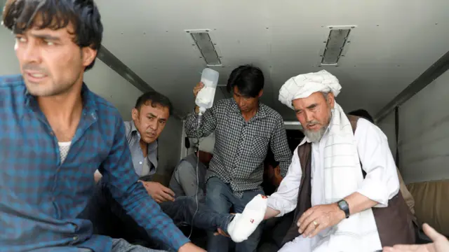 Herido siendo trasladado tras la explosión de este miércoles