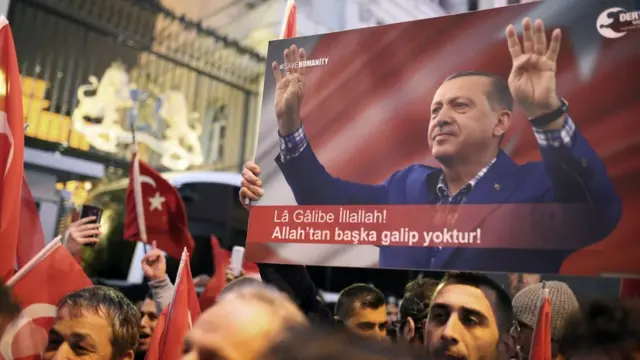 Hollanda'daki miting yasağına karşı hem Türkiye'de hem Hollanda'da protestolar gerçekleşti