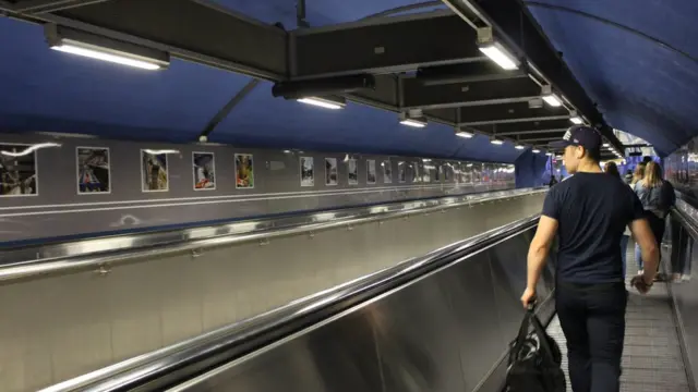 ทางเดินที่สถานี T-centralen ยังทำหน้าที่เป็นหอแสดงนิทรรศการภาพถ่าย เพื่อให้ผู้สัญจรได้ดื่มด่ำความสุนทรีย์ของงานศิลป์แม้ในยามที่อาจกำลังรีบเร่งไปให้ถึงจุดหมายปลายทางก็ตาม