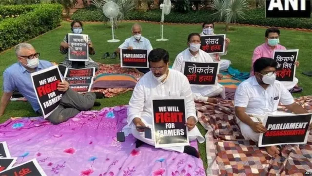 संसद परिसर में निलंबित सांसदों का धरना