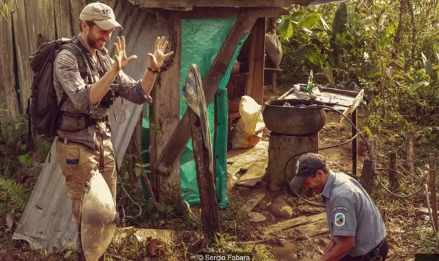 Glenn Seeholzer en un campamento