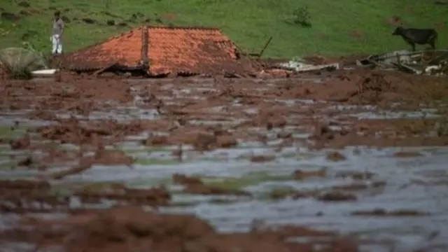 ব্রাজিলে বাঁধ ভেঙে একটি বাড়ি ধ্বসে পড়েছে।