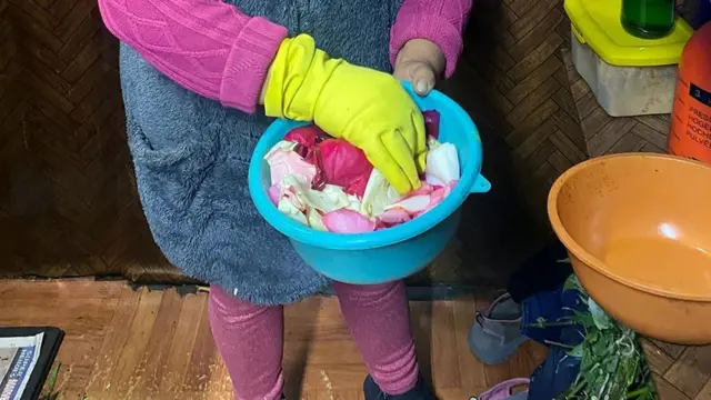 Lagla prépare des pétales de rose pour l'un de ses traitements.