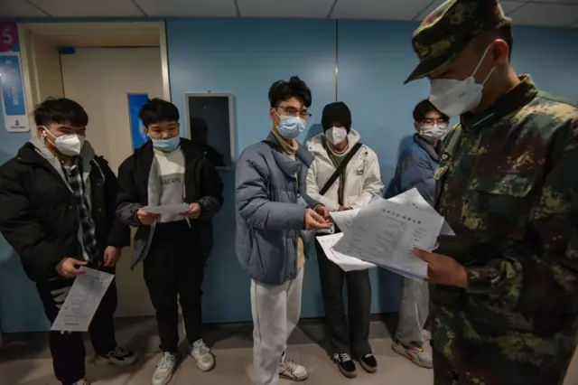 Молодые люди проходят медицинский осмотр перед вступлением в армию