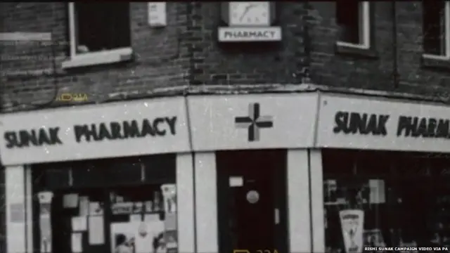 ਸੁਨਕ ਦੀ ਮਾਂ ਇੱਕ ਫਾਰਮੇਸੀ ਚਲਾਉਂਦੀ ਸੀ ਜਿੱਥੇ ਰਿਸ਼ੀ ਨੇ ਵੀ ਕੰਮ ਕੀਤਾ ਹੈ