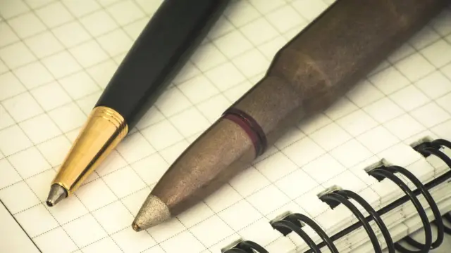 قلم در برابر گلوله