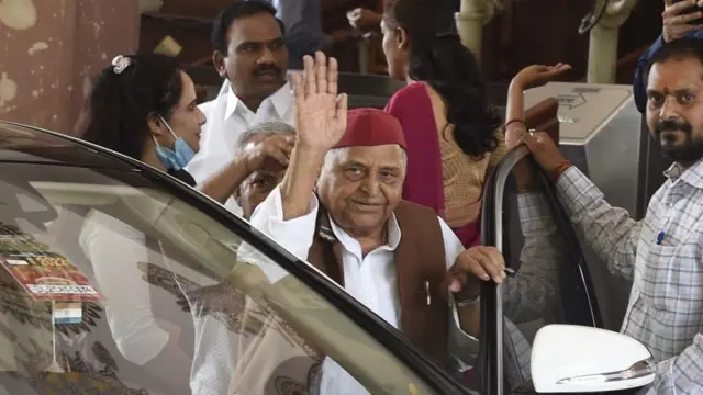 7 अप्रैल, 2022 - संसद भवन के बाहर समाजवादी नेता मुलायम सिंह यादव.