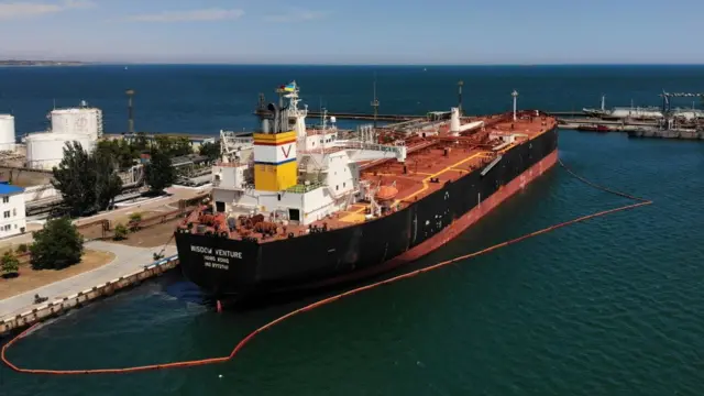 ইউক্রেনের বন্দরে মার্কিন তেলের ট্যাংকার। প্রচুর তেল তুলছে যুক্তরাষ্ট্র। তারা এখন আর মধ্যপ্রাচ্যের তেলের উপর নির্ভরশীল নয়।