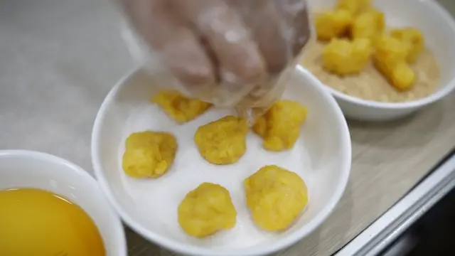 దీని పేరు ‘సియోక్‌డిజెన్’. దీనిని స్పీడ్ కేక్ అని కూడా పిలుస్తారు. బేకింగ్‌ చేయకుండానే నిమిషాల్లో దీనిని తయారుచేయొచ్చు. మొక్కజొన్నల పిండిని నీటితో కలిపి సియోక్‌డిజెన్‌ను తయారు చేస్తారు. బియ్యం కంటే చౌక కావడంతో ఉత్తర కొరియాలో పేద ప్రజలు మొక్కజొన్నను ఎక్కువగా తీసుకొంటారు.