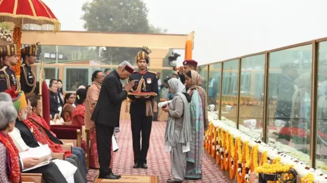 વીરતા પુરસ્કાર એનાયત કરતા રાષ્ટ્રપતિ