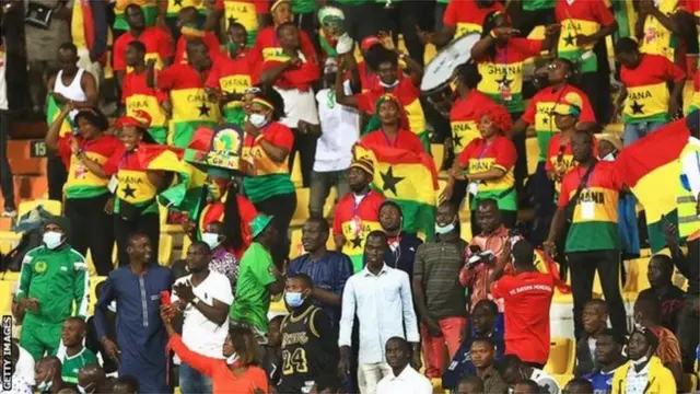 Ghana ililazimika kuhamia uwanja wa Baba Yara huko Kumasi baada ya uwanja wa kuchezea katika uwanja wa Cape Coast kuharibika wakati wa sherehe za Siku ya Uhuru wa nchi hiyo tarehe 6 Machi.