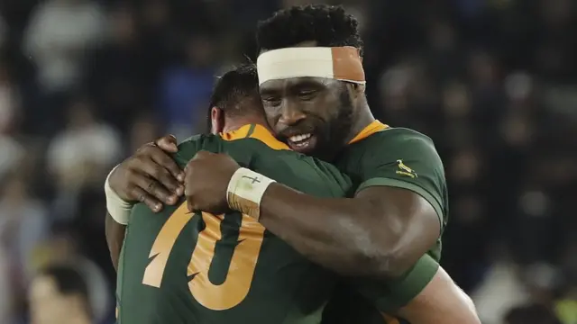 Kapiteni Siya Kolisi na mugenzi we Handre Pollard bahoberana nyuma y'uwo mukino
