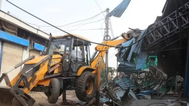 கர்கோன் மாவட்ட மாஜிஸ்திரேட் அனுக்ரா பி (கமீஸ்-சல்வாரில்) மற்றும் இந்தூர் பிரதேச ஆணையர் பவன் குமார் ஷர்மா,சம்பவ இடத்தை பார்வையிட்டனர்.