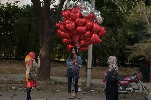 بوسه با ماسک؛ تصویر متفاوت ولنتاین در جهان